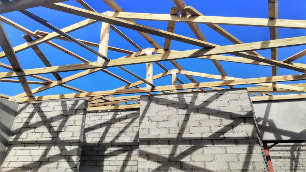 Ougat Bouers Installing roof trusses