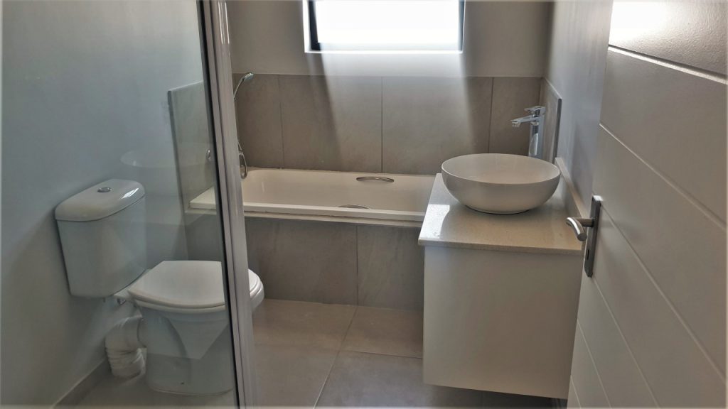 Ougat Bouers Full family bathroom